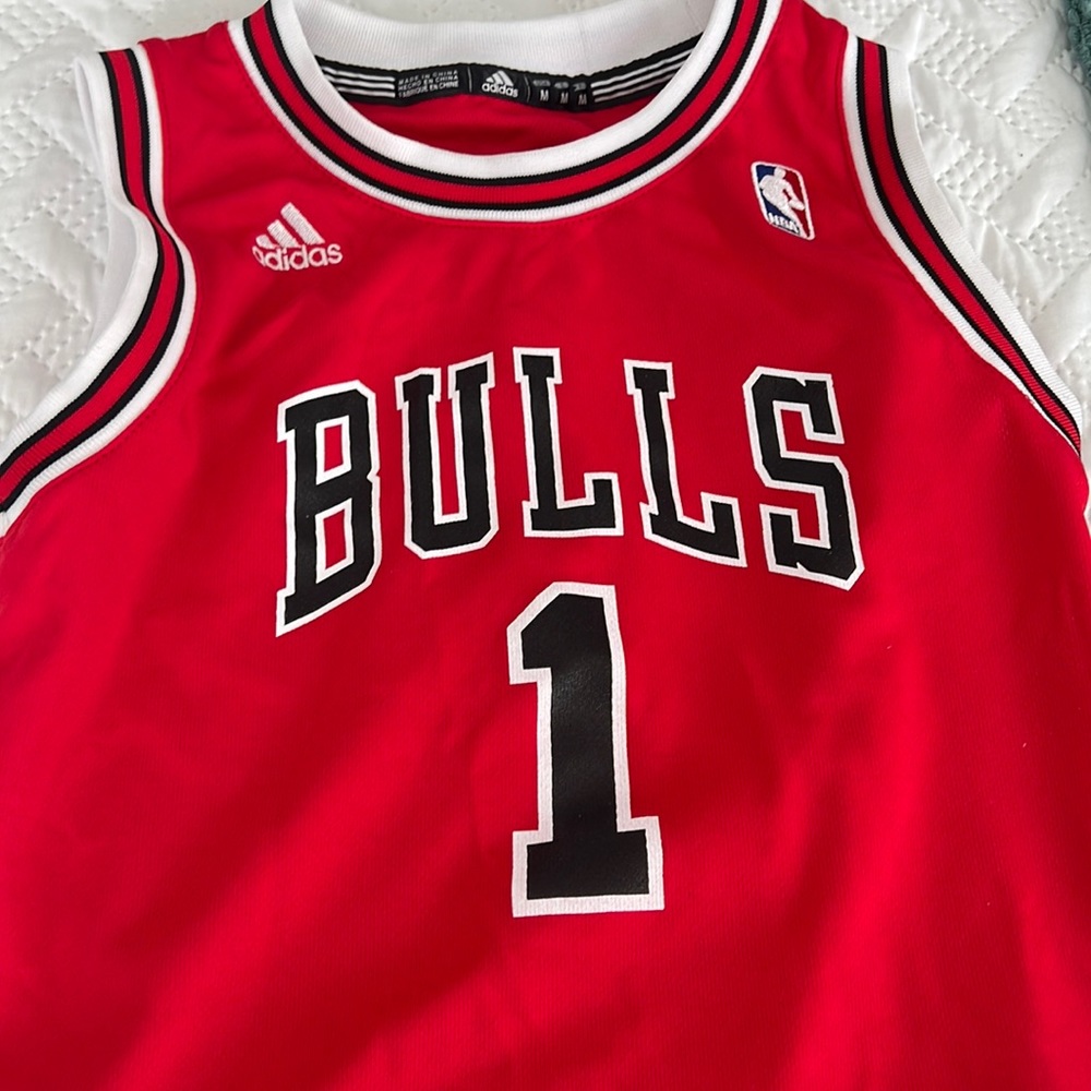 Chicago Bulls jersey. Youth medium. Rose on back